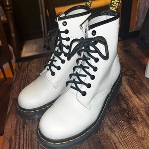 1460 WOMEN'S SMOOTH LEATHER LACE UP BOOTS DOCS